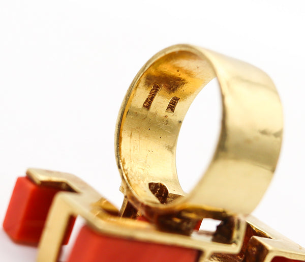 ITALIAN 1970 Modernist Geometric Sculptural Ring In 18Kt Yellow Gold With Coral