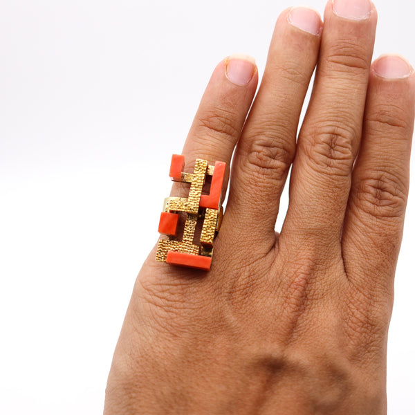 ITALIAN 1970 Modernist Geometric Sculptural Ring In 18Kt Yellow Gold With Coral