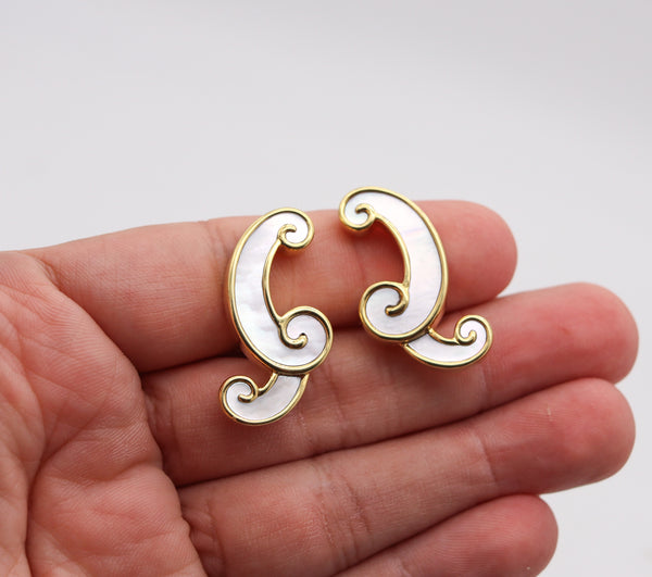 ANGELA CUMMINGS 1980 Free Forms White Nacre Clips-On Earrings In 18Kt Yellow Gold