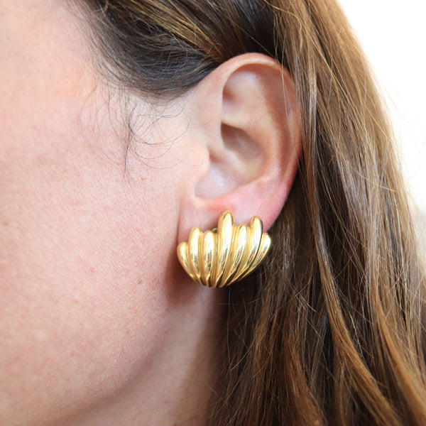 TIFFANY & CO. 1980 Modernist Scalloped Clips-On Earrings In 18Kt Yellow Gold