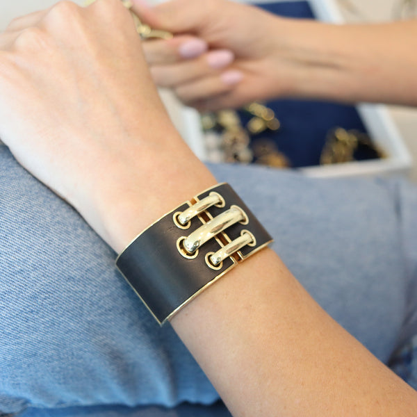 DAVID WEBB Modernist Carved Wood Geometric Cuff-Bangle In 18Kt Yellow Gold