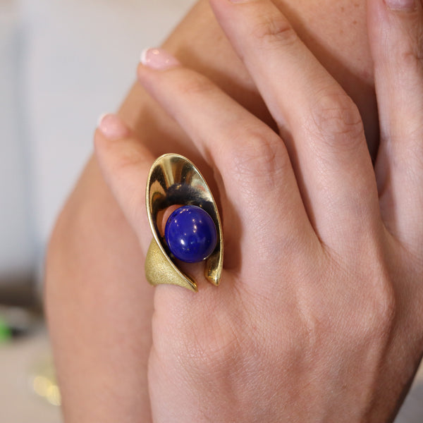 OCTAVIO SARDA Spanish Modernist Sculptural Cocktail Ring In 18Kt Gold With Lapis