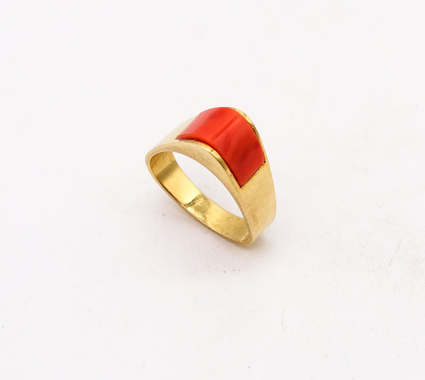 -Octavio Sarda Palau 1970 Barcelona Triangular Ring In 18Kt Gold With Coral