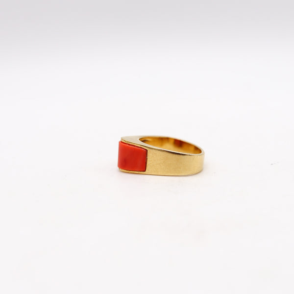 -Octavio Sarda Palau 1970 Barcelona Triangular Ring In 18Kt Gold With Coral