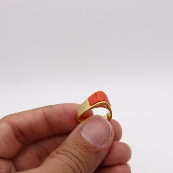 -Octavio Sarda Palau 1970 Barcelona Triangular Ring In 18Kt Gold With Coral