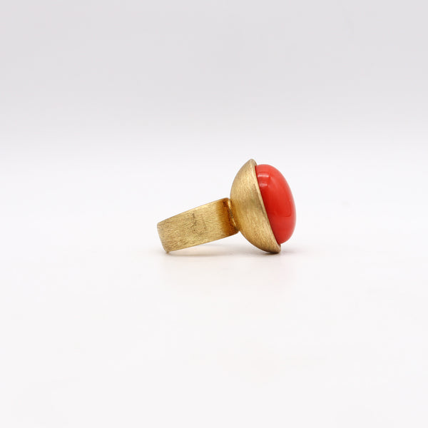 -Italian Sculptural Cocktail Ring In Solid Brushed 18Kt Yellow Gold And Red Coral