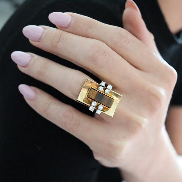 MODERNIST 1970 Geometric Cocktail Ring In 18Kt Gold With Diamonds & Tiger Eye