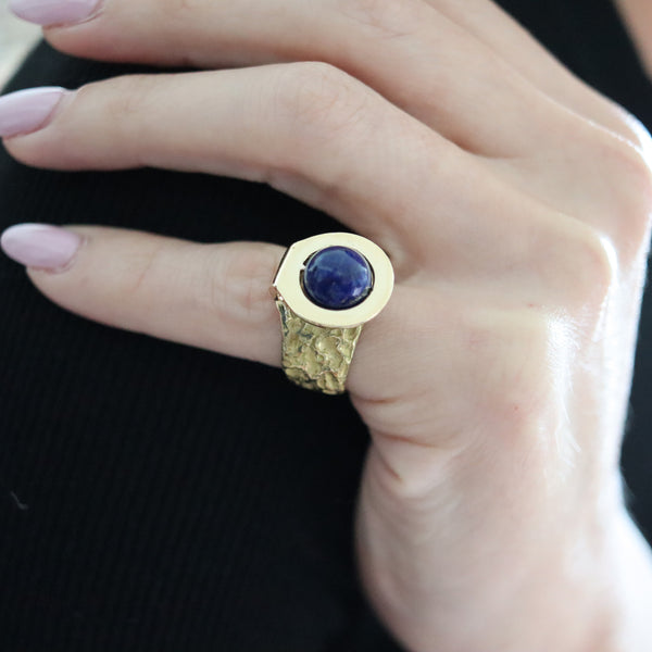 CARTIER 1970 By Roger Lucas Orbital Sculptural Ring In 18Kt gold With Lapis Lazuli