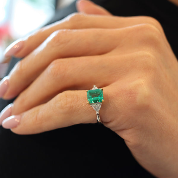 TIFFANY & CO. Ring In Platinum And 18Kt Gold With 2.13 Ctw Emerald & Diamonds