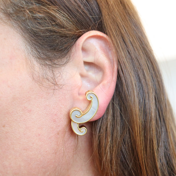 ANGELA CUMMINGS 1980 Free Forms White Nacre Clips-On Earrings In 18Kt Yellow Gold