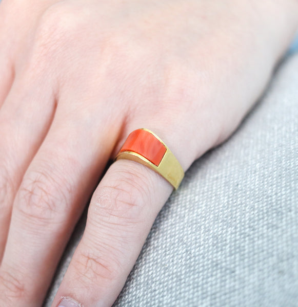 -Octavio Sarda Palau 1970 Barcelona Triangular Ring In 18Kt Gold With Coral