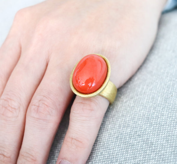 -Italian Sculptural Cocktail Ring In Solid Brushed 18Kt Yellow Gold And Red Coral