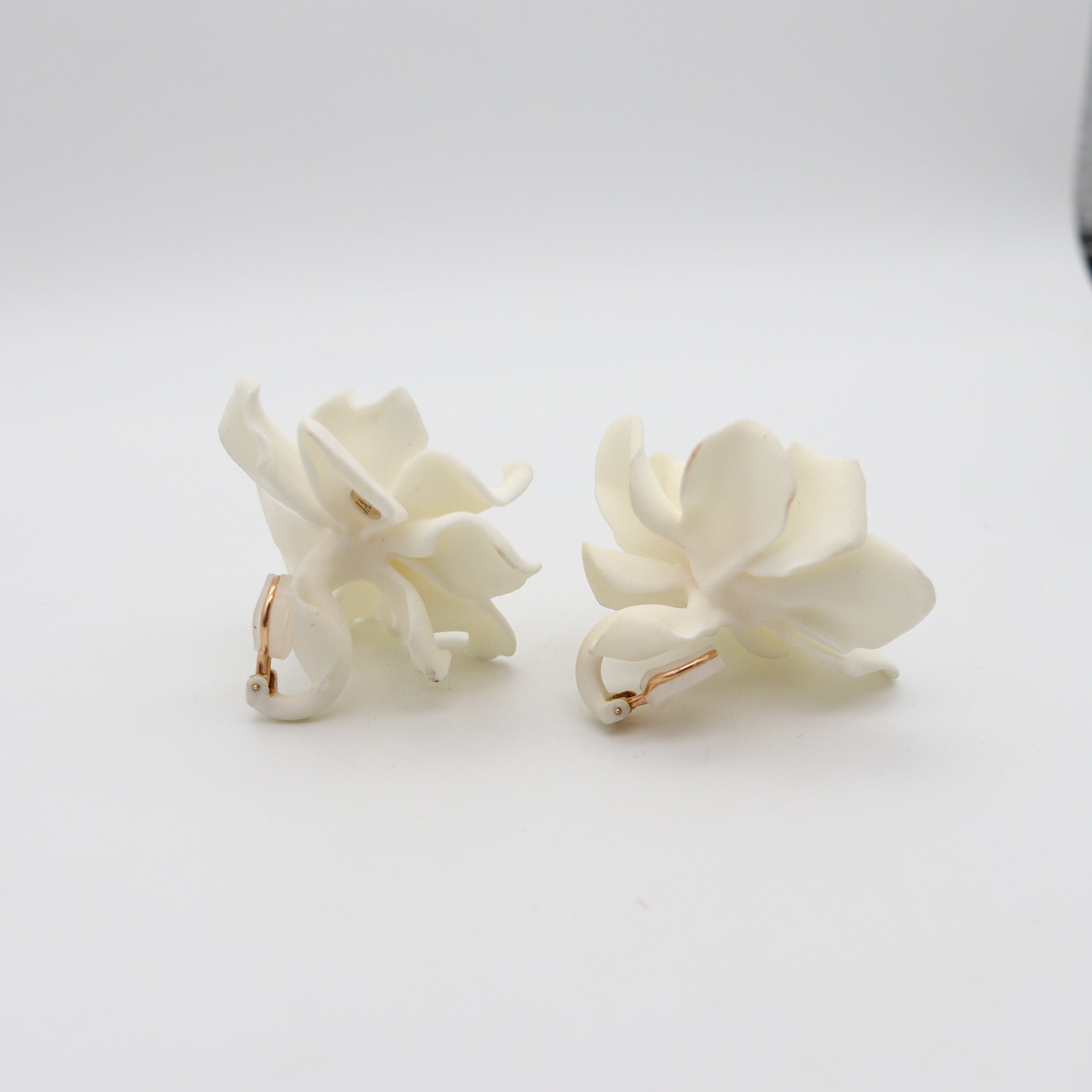 JAR PARIS Clips On White Gardenias Earrings In 18Kt Gold and Resin 