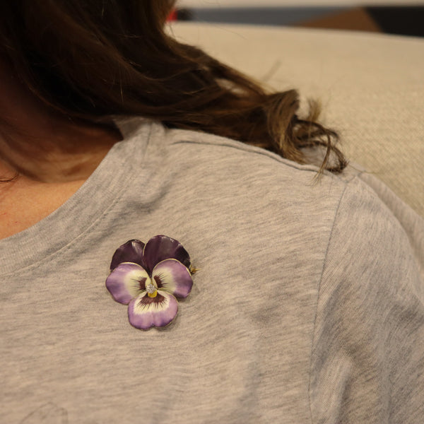 HEDGE & CO. 1900 Art Nouveau Purple Enamel Pansy Brooch In 14Kt Gold Diamond