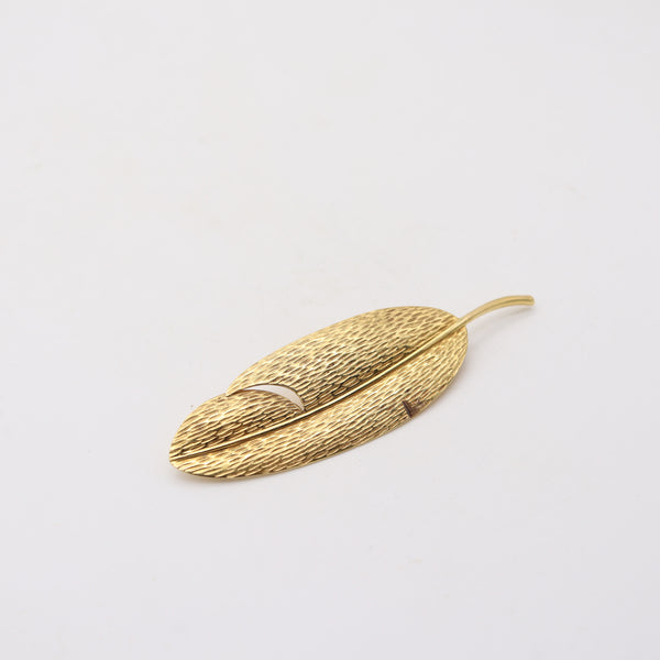 TIFFANY & CO. 1978 Angela Cummings Textured Feather Brooch In 18Kt Yellow Gold