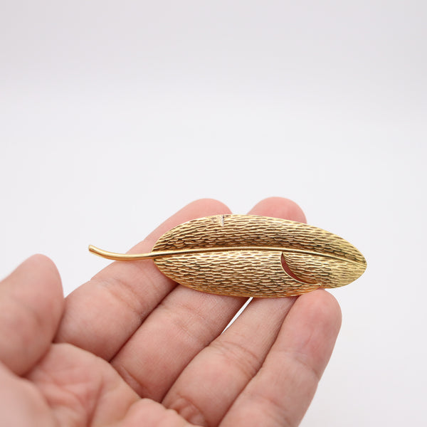 TIFFANY & CO. 1978 Angela Cummings Textured Feather Brooch In 18Kt Yellow Gold