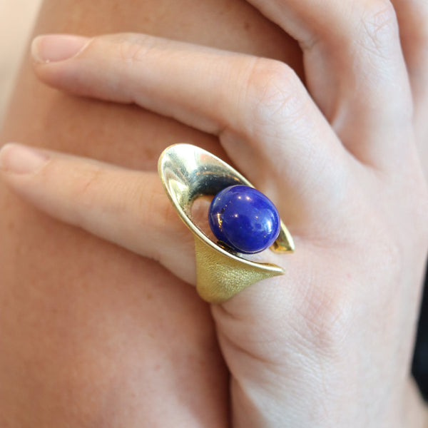 OCTAVIO SARDA Spanish Modernist Sculptural Cocktail Ring In 18Kt Gold With Lapis