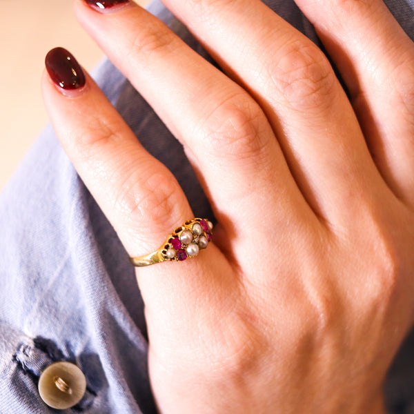 -Victorian 1880 Ring In 18Kt Yellow Gold With Rubies And Round White Pearls