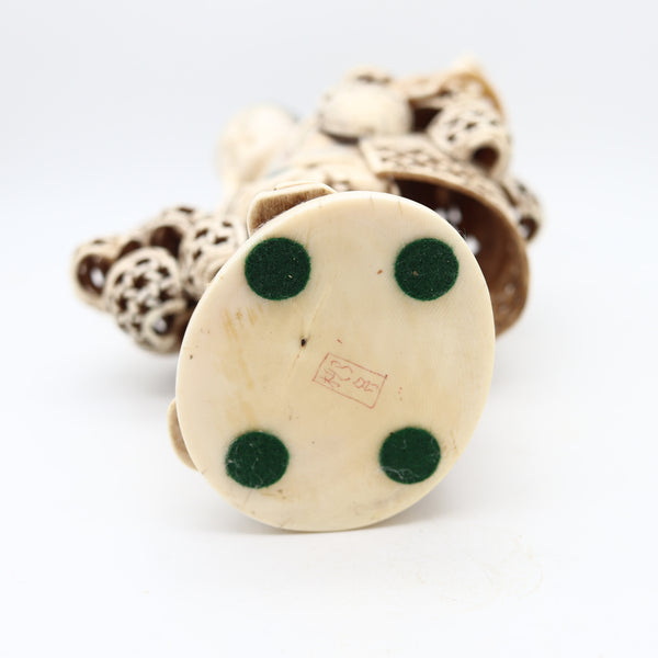 OKIMONO 1910 Japan Meiji Period Carved Sculpture Of A Basket's Seller