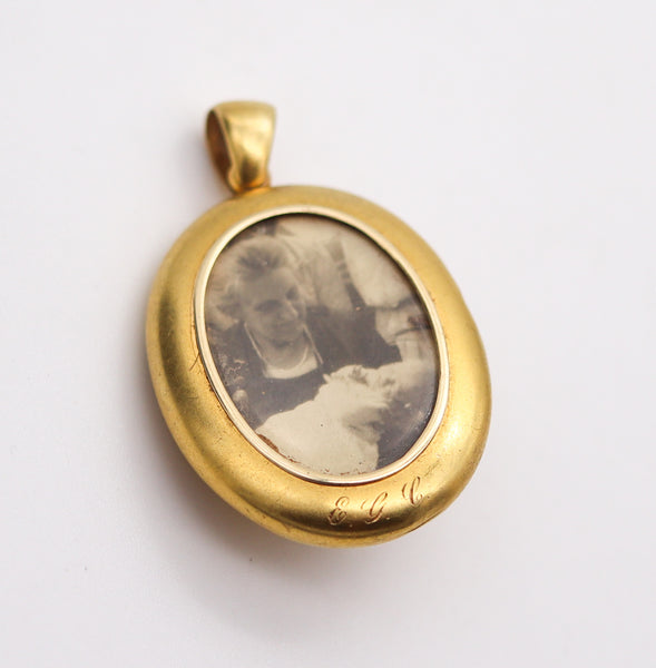 VICTORIAN 1880 Oval Locket Pendant In Satin 18Kt Yellow Gold With Pearls