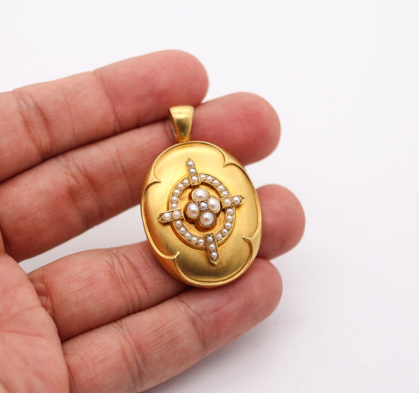 VICTORIAN 1880 Oval Locket Pendant In Satin 18Kt Yellow Gold With Pearls