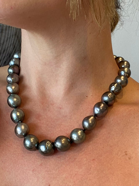 MODERN Tahitian Black-Gray Pearls Necklace In 18Kt Gold With VS Diamonds