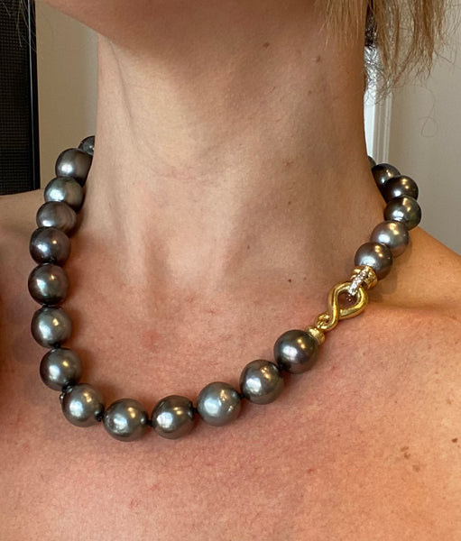 MODERN Tahitian Black-Gray Pearls Necklace In 18Kt Gold With VS Diamonds