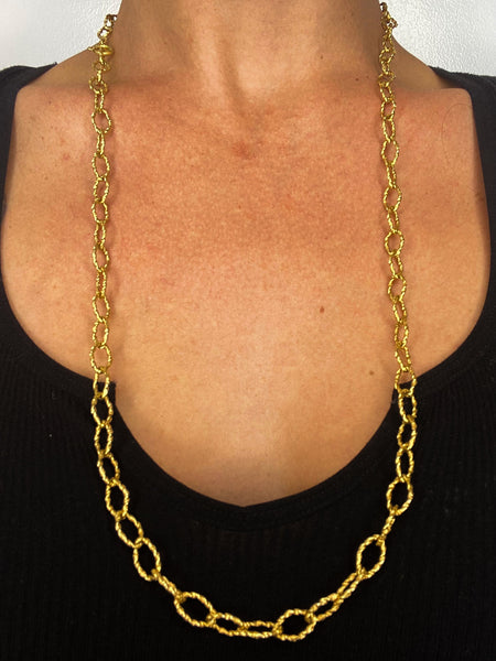 Italian Retro 1970 Modernist Long Chain With Textured Links In 18Kt Yellow Gold