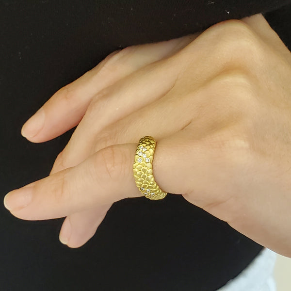 Angela Cummings 1986 New York Textured Wavy Scales Ring Band In 18Kt Gold With 28 VS Diamonds