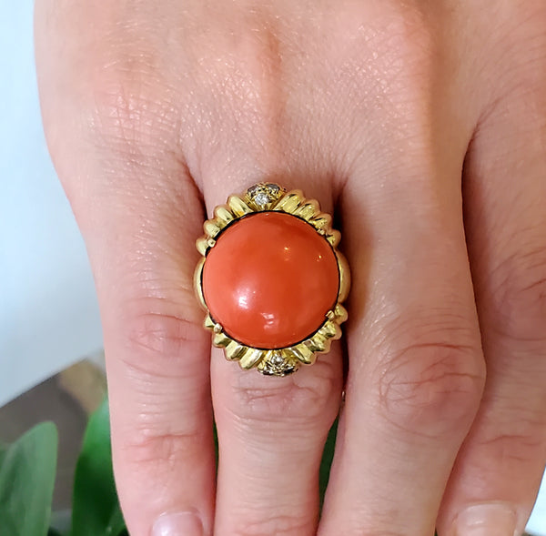 MODERNIST 1970 Cocktail Ring In 18Kt Yellow Gold With 26.89 Cts In Red Coral & Diamonds