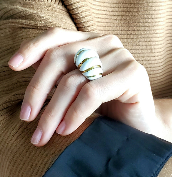 David Webb 1970 Vintage Fluted Cocktail Ring In 18Kt Yellow Gold With White Enamel