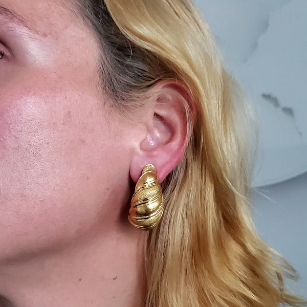 Gübelin 1960 Swiss Hoops Earrings In Textured 18Kt Yellow Gold