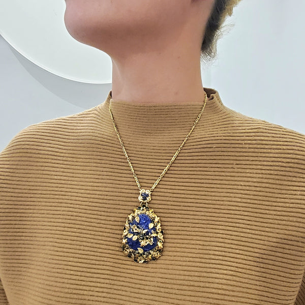 -Italian Mid Century Chinoiserie Necklace In 18Kt Gold With 62.37 Ctw Diamonds And Carved Lapis