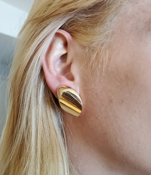 -Vhernier Modernist Sculptural Clip On Earrings In Solid 18Kt Yellow Gold