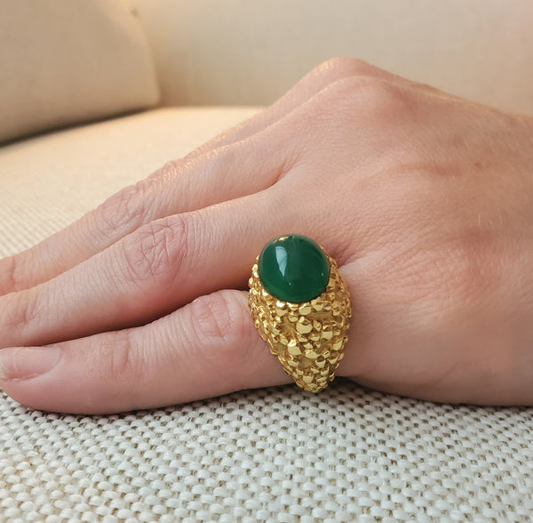 Van Cleef & Arpels 1970 Paris Cocktail Ring In 18kt Gold With 8.27 Cts Oval Chrysoprase