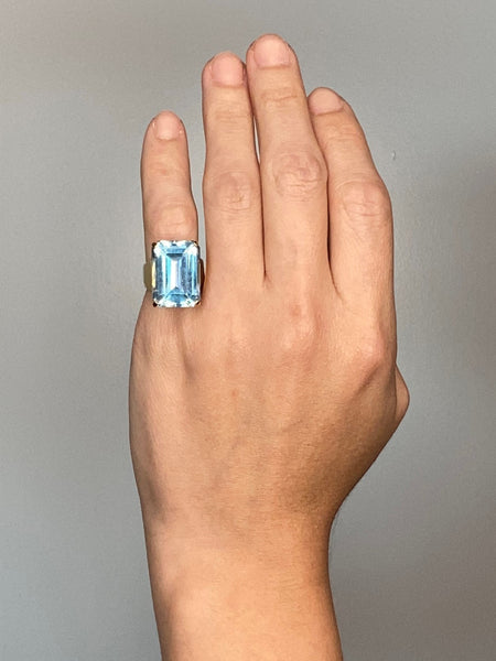 (S)Modernist Cocktail Ring In 18Kt Yellow Gold With 24.66 Cts Aquamarine