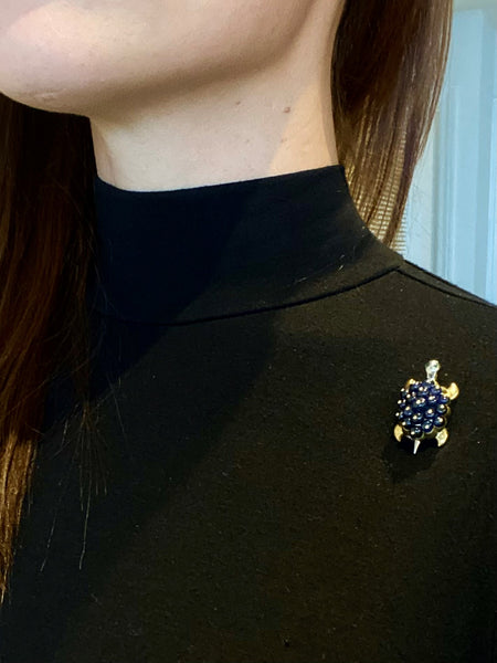 Boucheron 1960 Paris Turtle Brooch In 18Kt Gold With 15.24 Cts Sapphires And Emeralds