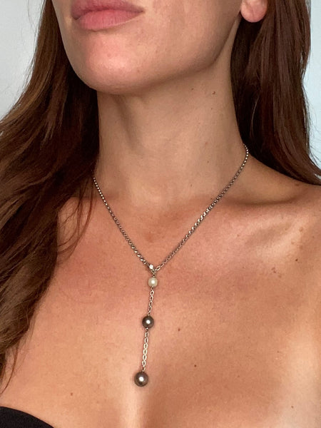 Cartier Paris Modern Lariat Necklace In 18Kt White Gold With 1 Diamond And Three Pearls