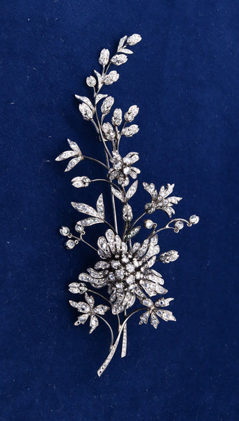 *En Tremblant magnificence brooch in 18 kt gold with 12.39 Ctw in rose cuts diamonds