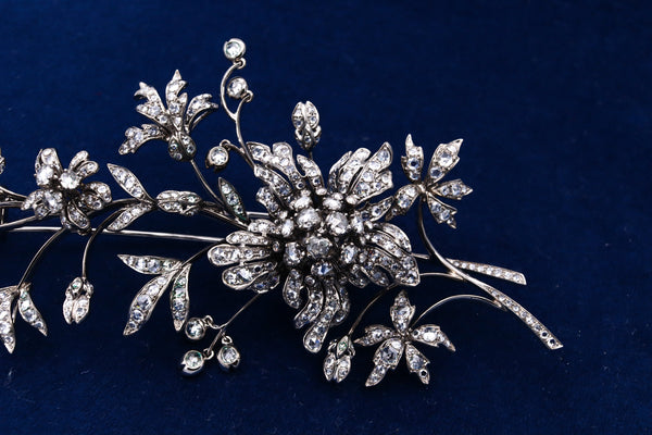 *En Tremblant magnificence brooch in 18 kt gold with 12.39 Ctw in rose cuts diamonds