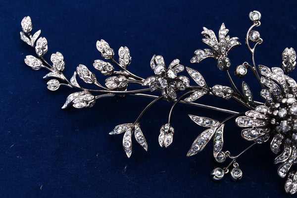 *En Tremblant magnificence brooch in 18 kt gold with 12.39 Ctw in rose cuts diamonds