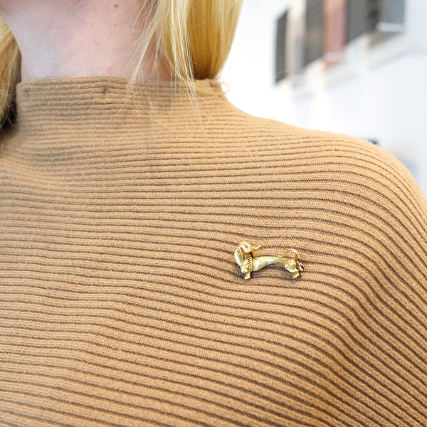 -Garavelli Aldo Dachshund Dog 1950 Brooch In Textured 18Kt Yellow Gold With Ruby