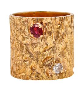 *Modernisme 1960 Moon Landing Ring in Textured 18 kt Gold with Diamond & Ruby