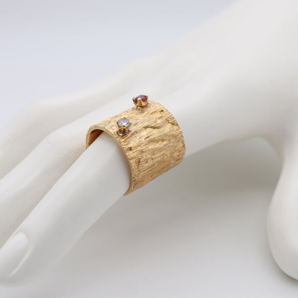 *Modernisme 1960 Moon Landing Ring in Textured 18 kt Gold with Diamond & Ruby