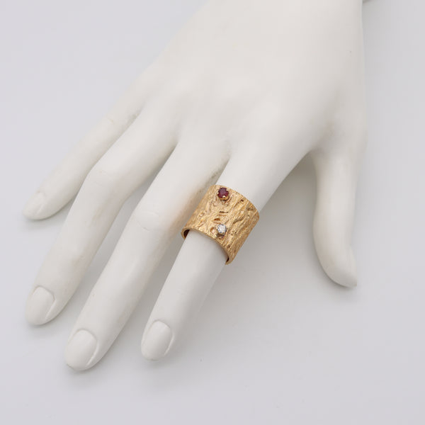 *Modernisme 1960 Moon Landing Ring in Textured 18 kt Gold with Diamond & Ruby