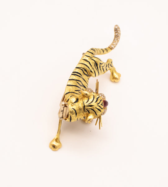 FRASCAROLO 1960 ITALY 18 KT GOLD TIGER BROOCH WITH 1.12 Ctw IN DIAMONDS & EMERALDS