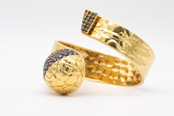 *Gucci 1970 Milan retro 18 kt yellow gold wrist-arm cuff with 8.96 Ctw of Ceylon sapphires