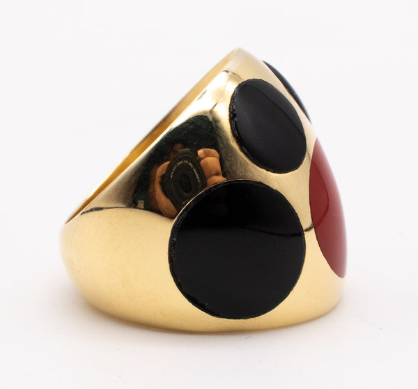 CARTIER, NEW YORK 1970 MODERNIST 18 KT RING WITH CORAL AND ONYX