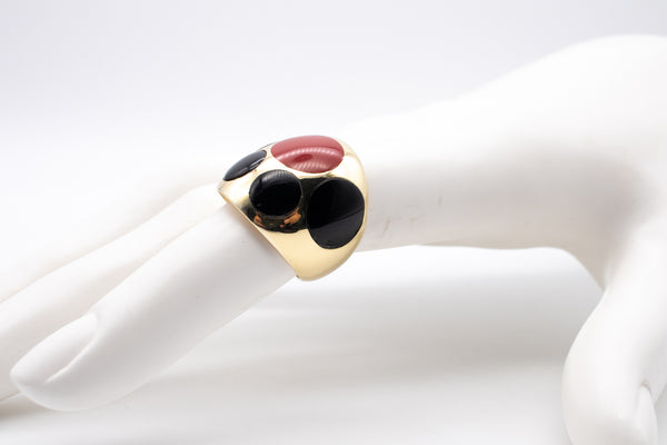 CARTIER, NEW YORK 1970 MODERNIST 18 KT RING WITH CORAL AND ONYX