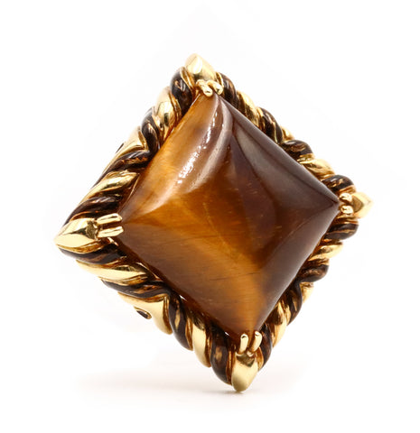 *David Webb 1970 New York 18 kt gold and enamel cocktail ring with tiger eye quartz